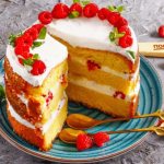 Бисквитный торт с малиной