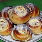 Buns with cottage cheese are simple and easy to prepare; they turn out tasty and aromatic.