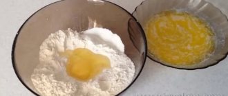 Что бы приготовить Лоранский пирог с курицей и грибами нужно перемешать яйца с мукой и маслом