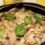 Mushrooms in sour cream. Recipe in a frying pan, in the oven, in a slow cooker with potatoes, pasta, onions 