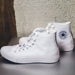 Как чистить обувь белого цвета