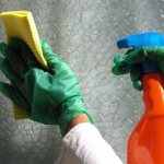 Как отмыть клей от стекла: проверенные способы