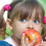 Как отстирать яблоко с детской одежды и вывести пятна от яблочного сока