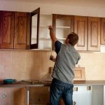 Как правильно повесить кухонные шкафы на стену