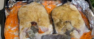 How to cook catfish steaks in the oven, grease everything with sour cream