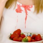 Как удалить пятна от ягод и фруктов: сложно, но можно
