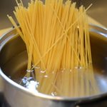 Как вкусно приготовить спагетти с соусом, фаршем, сосисками, сыром, курицей