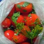 Классический рецепт вкусных помидор в пакете за 5 минут