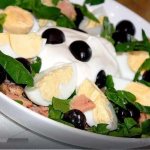 Light salad with tuna and spinach
