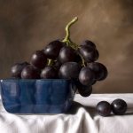 На столе лежит крупный виноград
