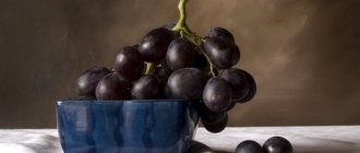 Large grapes lie on the table