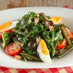 Step-by-step recipe for classic Niçoise salad with tuna