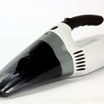 Handheld vacuum cleaner for cleaning clothes
