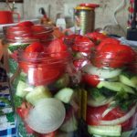 Салат из огурцов и помидоров с луком и растительным маслом