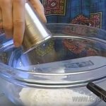 Сначала приготовим простое тесто: смешиваем муку с солью.