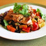 Тёплый салат с овощами и курицей без майонеза на праздничный стол - рецепты