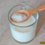 в молоке растворяем 1 ч. л. сахарного песка - фото шаг 1