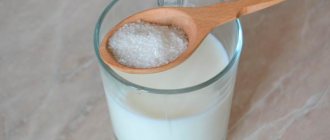 в молоке растворяем 1 ч. л. сахарного песка - фото шаг 1